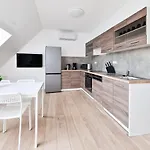 Raj Living - City Apartments With 1 Or 2 Rooms - 15 Min To Messe Dus And Old Town Dus