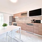 Raj Living - City Apartments With 1 Or 2 Rooms - 15 Min To Messe Dus And Old Town Dus