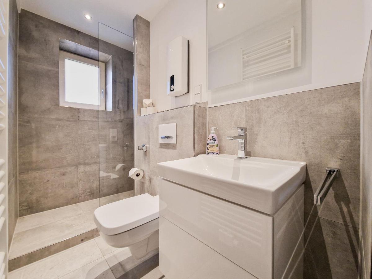 Raj Living - With 1 Or 2 - 15 Min To Messe Dus And Old Town Dus Appartement *
